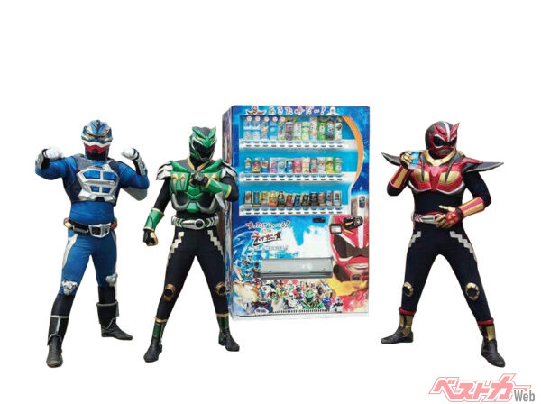 秋田弁をしゃべる超神ネイガー自販機!?　戦隊ファン垂涎の一機だぜ（秋田県内51箇所）　©Neiger Project