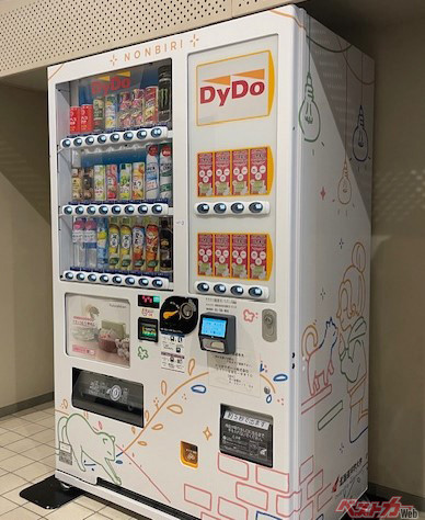 生理用ナプキンも!! 突然必要になった時に超絶重宝!! 自販機のデザインが学生さん発案ってのもイイね(北海道札幌市)