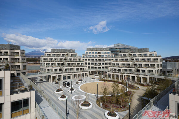 トヨタ・ウーブン・シティの様子。なにやら自販機とドリンクの未来がかかわっているようだが……？