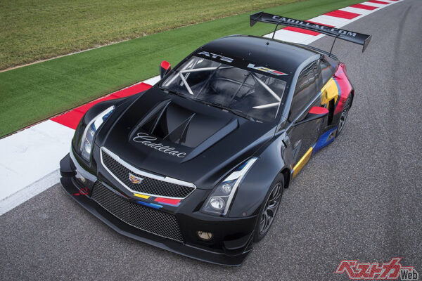 リアはトレッドが大きく広げられており、ボディワークも併せて大迫力