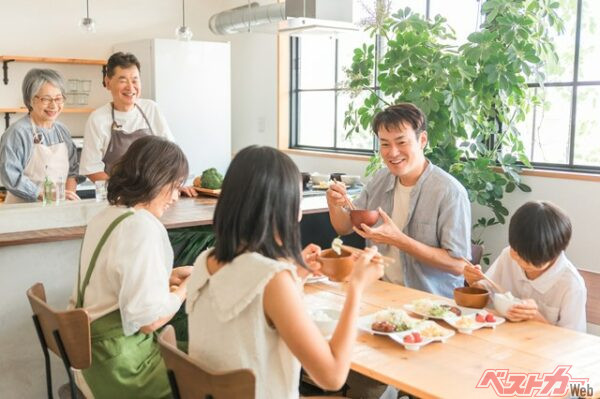 明確な基準はなくとも、介護や育児などで数カ月程ともに暮らしていれば「期間限定同居」と認められやすい（buritora@Adobe Stock）