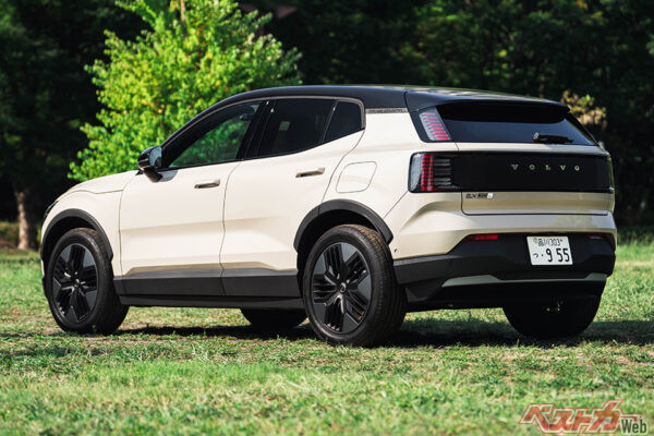 ベースグレードより全幅が15mm、全高が15mm、地上高が20mmアップしている。オプションで18インチのオールテレインタイヤの選択も可能になった