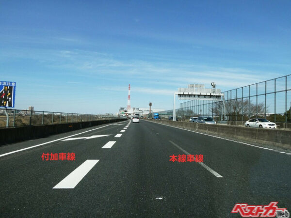 付加車線から本線車線に車線変更する場合は、右ウインカーを出す。これは簡単に判断がつくだろう（写真AC）