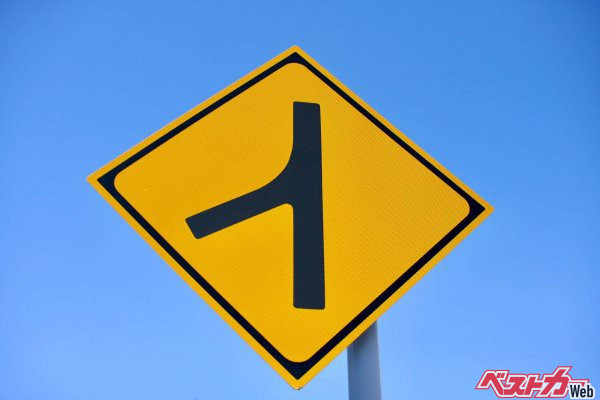 合流する時　右ウインカーか左ウインカーか　どちらを出すべきか迷った経験はない？　判断するポイントは停止線だった