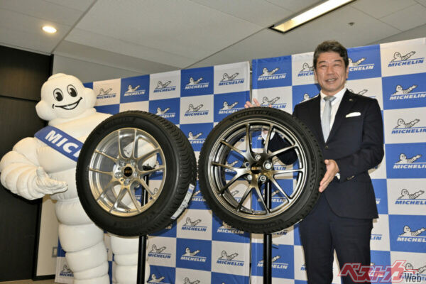 クロスクライメート3およびクロスクライメート3 SPORTの発表会にて。右は日本ミシュランタイヤ社長、須藤元氏