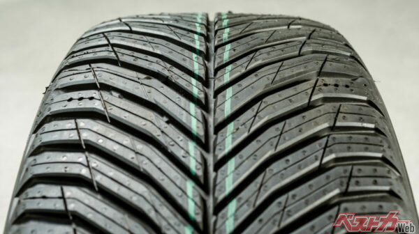 オールシーズンタイヤ定番のV字型トレッドパターンを採用。従来型の『クロスクライメート2』に対し、センターに周方向のミゾを配置したことが大きな特徴