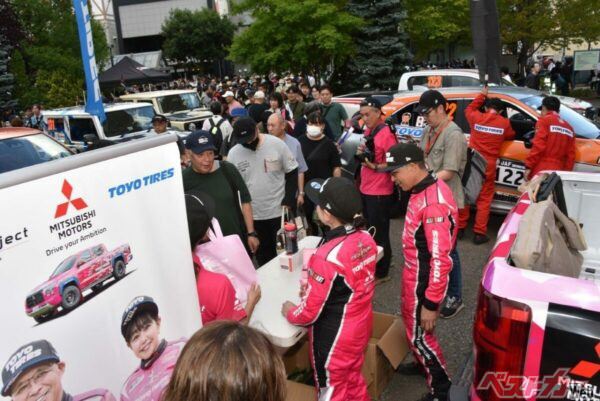 セレモニアルスタート前の併催されたラリーショーでは、多くのファンが竹岡圭選手、川畑真人選手のブース前に列を作っていた