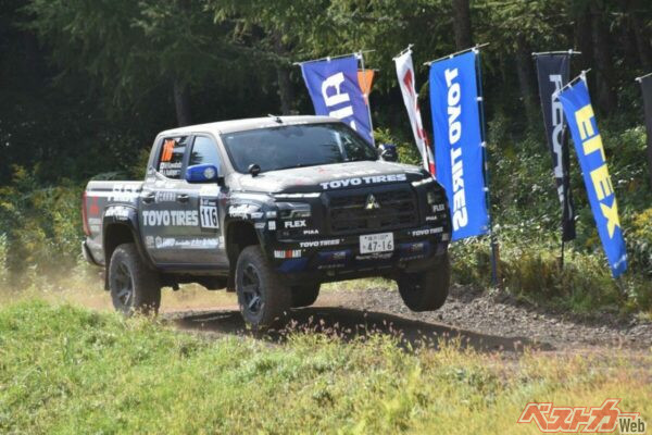 トラブルが発生するまでトップ争いを繰り広げていた川畑真人選手。陸別ロングのシャンプスポットを豪快に飛び越えてもびくともしない堅牢性の高いトライトン