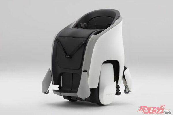 最高時速4.5km/h、体重のかけ方で前後左右に移動する。内蔵バッテリーで2時間充電して3時間稼働。ASIMOで培った技術がバランス制御やモーターや駆動部品の小型化などで役立っている