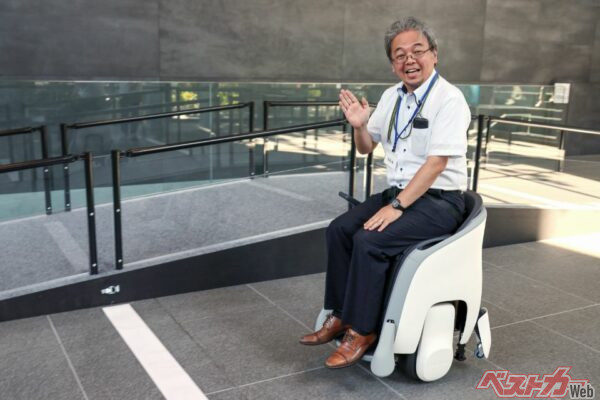 記者たちにも試乗機会が与えられた。あっという間に動かせるようになるのがすごい。あらゆる大型ショッピングモールやテーマパーク、大型駅や病院に常備してほしい