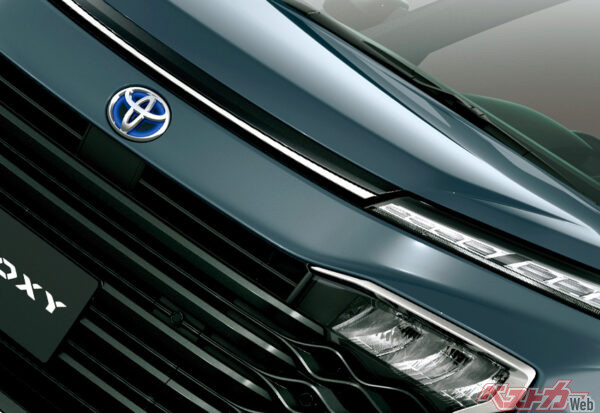 ド迫力のフロントマスクが若者の琴線を刺激する独創的ミニバン「トヨタ ヴォクシー」最新型仕様と画像一覧（2025年9月版）