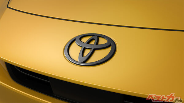 トヨタマーク（ブラック／フロント／2025年7月 一部改良・特別仕様車設定時の公式画像より）