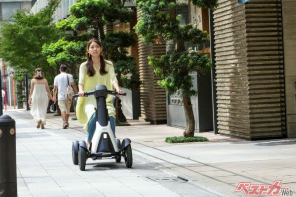 レトロモダンな街・日本橋にもよく似合うe-SNEAKER