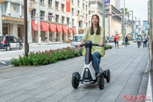 最高速度は6km/hまで出るので、想像以上に快適に、早く移動が可能。路面の凹凸も感じさせない乗り心地のよさで、長時間乗っていても疲れない