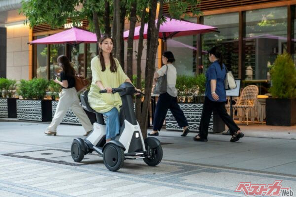 デザインがスタイリッシュなので、オシャレな街角にもよく似合う