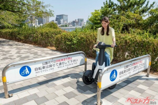 最小回転半径1.43ｍなので、狭い道でも余裕で通り抜けられる。もちろん歩行者扱いだから、そのまま進入可能だ