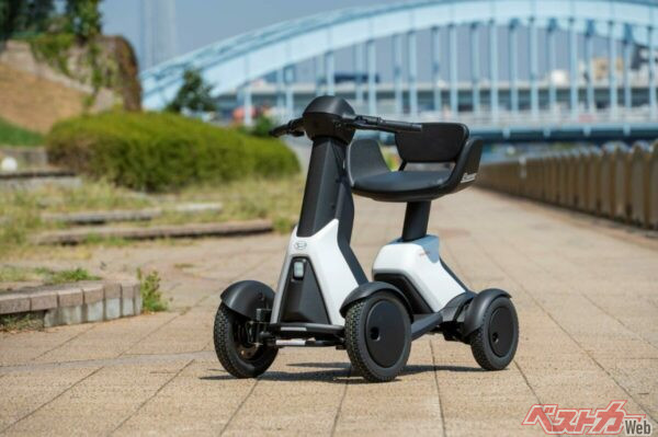 ダイハツの歩行領域モビリティ「e-SNEAKER」。大阪・関西万博では公式キャラクター「ミャクミャク」をイメージした専用車が活躍中だ