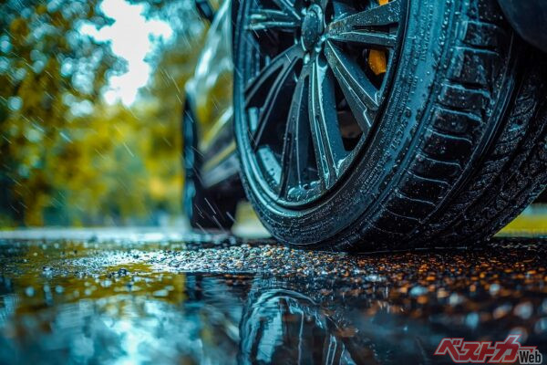 ハイドロを発生させないためには、タイヤの「溝」のほか「空気圧」も重要。空気圧が低下していると、タイヤのたわみが大きくなることでグリップ力が落ちる傾向にあるからだ（PHOTO:Adobe Stock_Sergej Gerasimov）