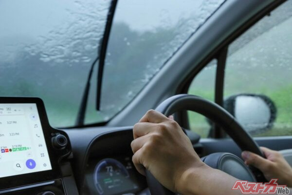 ハイドロに陥ってしまったと感じたら、向かうべき方向にステアリングを切ったうえで、アクセルペダルを戻して安全な車速に落とし、タイヤグリップの復帰を待つのが最善（PHOTO:Adobe Stock_琢也 栂）