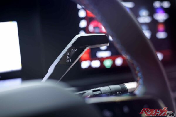 ステアリング右にはシフトレバーを設置