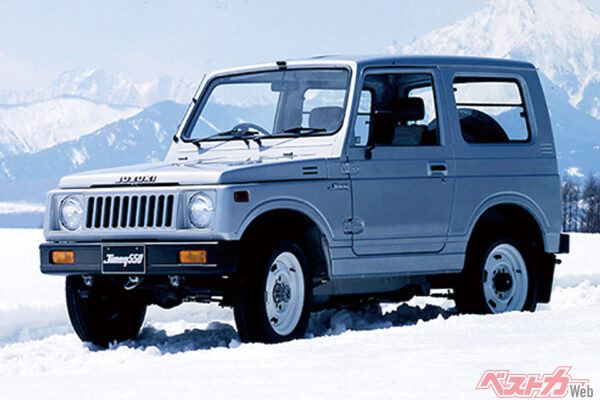 スズキ ジムニー(2代目・1981年登場)。初代からラダーフレームや副変速機付きパートタイム4WDなどを引き継ぎつつも、ふたり掛けの後部座席を設置して4人乗りに。後にEPIターボ装着モデルも登場