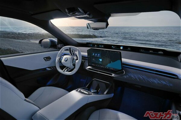 フロントガラスの底辺に横長のディスプレイが配置される