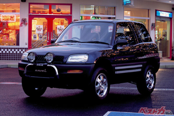 トヨタ RAV4（初代・1994年登場）。シティSUVのイメージが強いRAV4だが、オンオフを分けることなく活躍できる基本性能を備える。当初は3ドアのみ。1995年に5ドア「V」を追加し、活躍の場を広げた