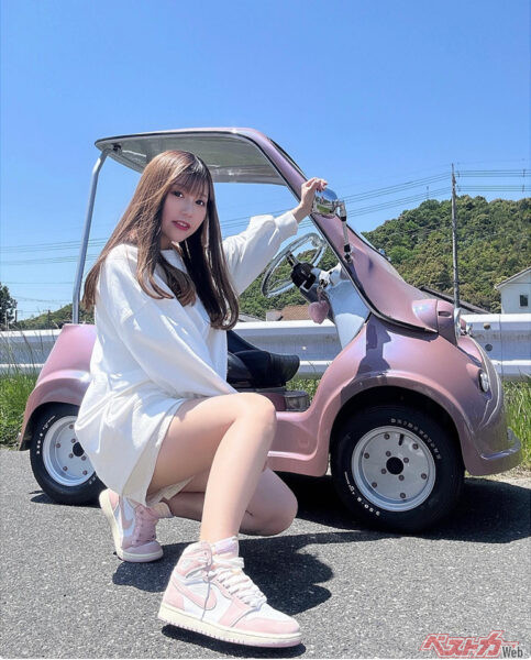 こちらも所有車の1台、ミツオカMC-1！（ゆりやちゃんのインスタグラムより）