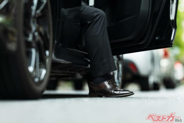 正確な運転ができない格好での運転は法的にルールがあるが、曖昧にも明確にダメな格好が記されているわけではない（Adobe Stock@naka）