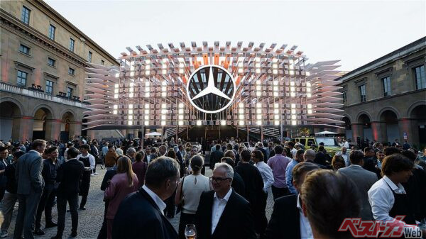 ミュンヘン自動車ショーのメルセデスブース頭上には巨大なGLCのグリルが……