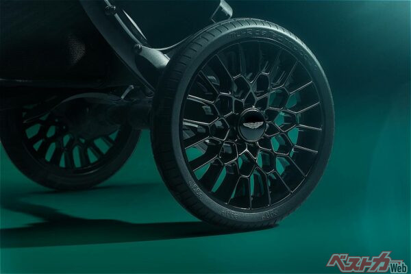 アストンマーティンが新車を公開!?　価格は50万円？　正体はまさかのベビーカー!!!