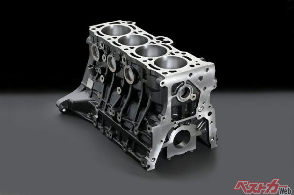 シリンダーブロックSUB-ASSY。こちらもシリンダーボアに現代的な処理が施されている