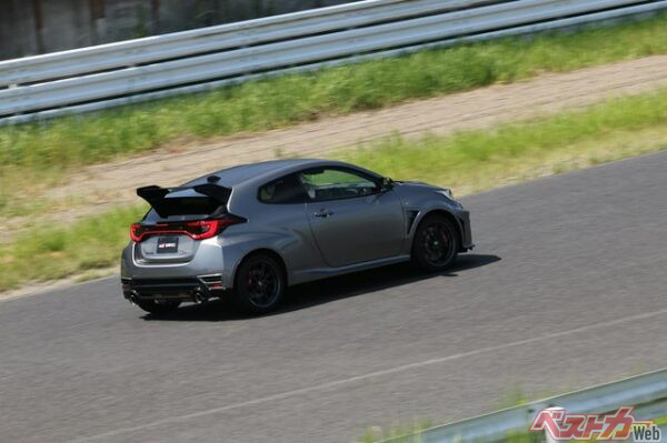 大きな可変式リアウイングやリアバンパーダクトなどが装着されるエアロパフォーマンスパッケージが選べるのも25式の魅力だ