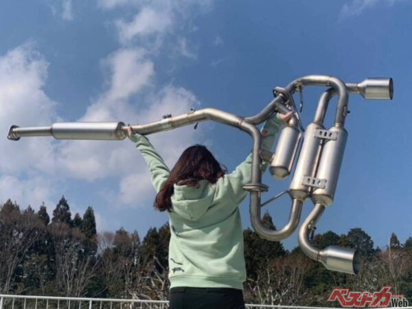 重量わずか”9kg”で”左右出し”の衝撃!!　女性が軽々と持っちゃった!!!?　老舗「藤壺技研」がチラ見せ「86／BRZ用チタンマフラー」がえげつない