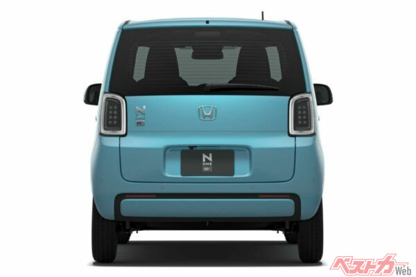 リアコンビネーションランプはホワイトリングライトを採用し、BEVのクリーンさを引き立てる