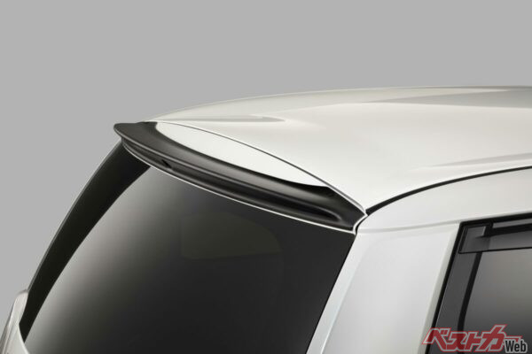 ルーフエンドをスポーティに演出するルーフスポイラー
