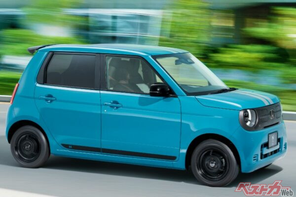 スポーティースタイル。レーシングストライプはもちろんだが、ルーフスポイラーやサイドデカールがちょっとしたやる気感を演出