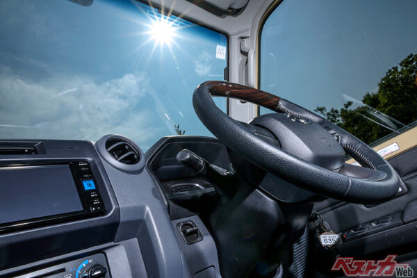 夏の炎天下では車内温度が70℃を超えることもある。紫外線が直撃する本革のステアリングなども劣化しやすいのでケアが必要