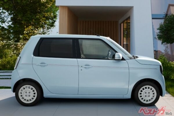 カジュアルスタイル。淡いボディ色にサイドのシルバー系ピンストライプ、白ホイールですっきり