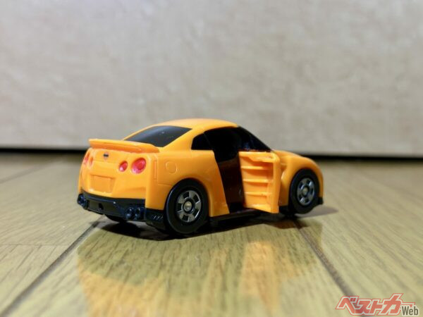 安全な丸いフォルムで、小さい手でも遊びやすいサイズ感。そして楽しいアクションが魅力だ