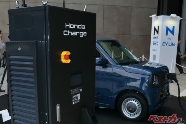 これがホンダの新しい充電サービス。EV充電器の開発やEV普及の情報発信を手掛けるプラゴと協業している