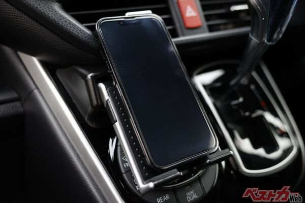 クルマの施錠忘れや窓の閉め忘れ、ハザードランプの消し忘れなどの「つい、うっかり」を、スマホに知らせてくれる機能(tarou230@Adobestock)