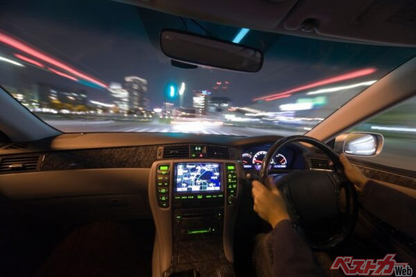 オービスが1～2km圏内に入った時に存在を音声とナビ上の表示で教えてくれる。レーダー探知機のような派手な通知ではないが、運転時には非常に役立つ情報（Paylessimages@Adobestock）