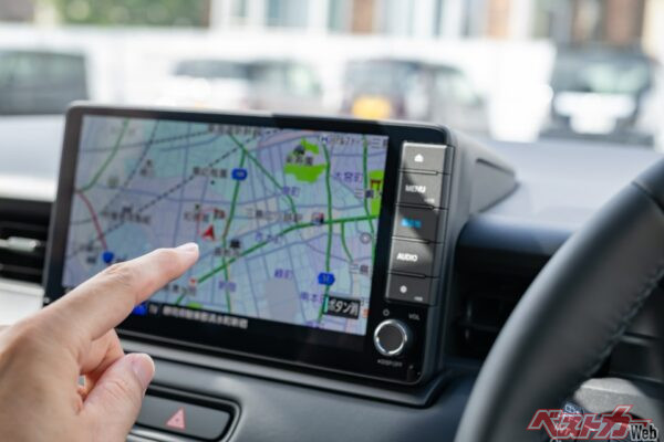 クルマで使えるオペレーターサービスや、ナビの自動更新だけがT-Connectの強みではない。他にもまだまだ使える機能が満載のコネクティッドナビを使い倒して、便利なクルマを満喫してほしい(あんみつ姫@Adobestock)