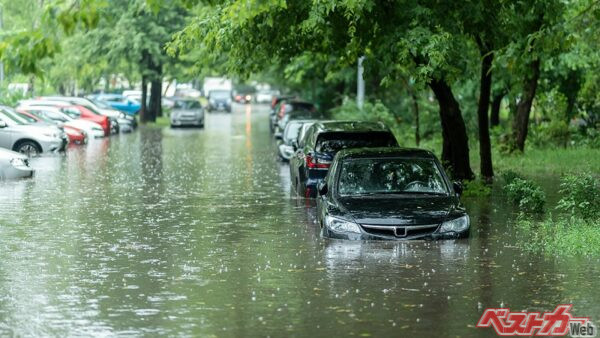 線状降水帯の発生による雨量はゲリラ豪雨レベル。ゲリラ豪雨の場合は短時間で降り止むことが多いが、線状降水帯の場合はゲリラ豪雨の雨量が長時間にわたって続くので、水害の危険が高くなる（MIKHAIL＠AdobeStock）