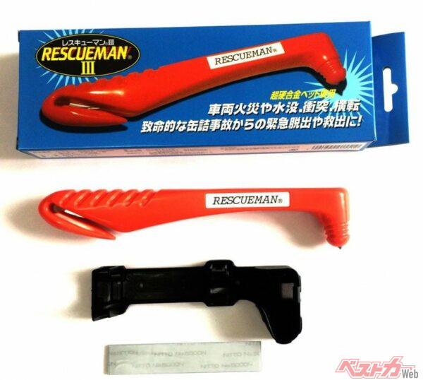 窓ガラスは素手で割ることはできないし、外れなくなったシートベルトを切ることもできない。そこで絶対に備えておきたいのが緊急脱出ツール「レスキューマンIII。価格は2484円（メーカーによって価格は変動あり）