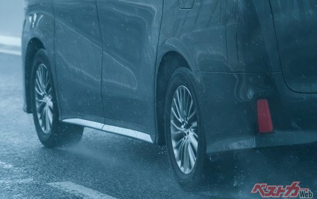 タイヤの溝が残り少ないとハイドロプレーニング現象が起きやすいので注意が必要（naka@Adobe Stock）