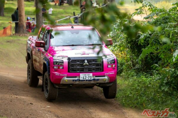 シュノーケルを装着したモモ//トン。新興国では渡河時に必須のアイテムとなるが、ラリーでもその意外な効果が実証された