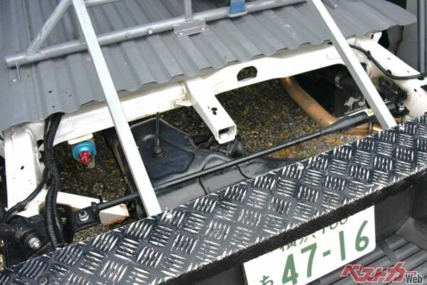 荷台部分を1/5程度カット軽量化された川畑号（竹岡号は利便性を考慮しノーマルのまま）は、新たに装着されたパフォーマンスダンパーがよく見える。最近自動車業界で話題の”いなし”を活かしたパーツだ