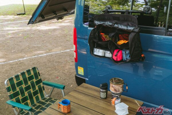 S字フックを使って吊るすことも可能。キャンプギアとしても活躍する